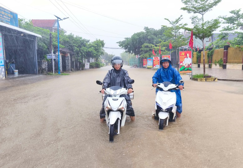 Mưa lớn, thủy điện xả lũ khiến nhiều nơi ở Quảng Nam ngập hơn 1m- Ảnh 1.