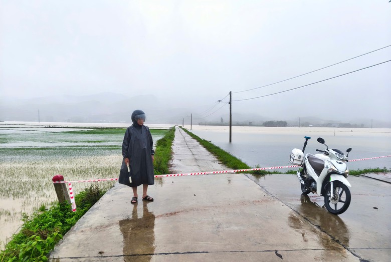 Mưa lớn, thủy điện xả lũ khiến nhiều nơi ở Quảng Nam ngập hơn 1m- Ảnh 2.