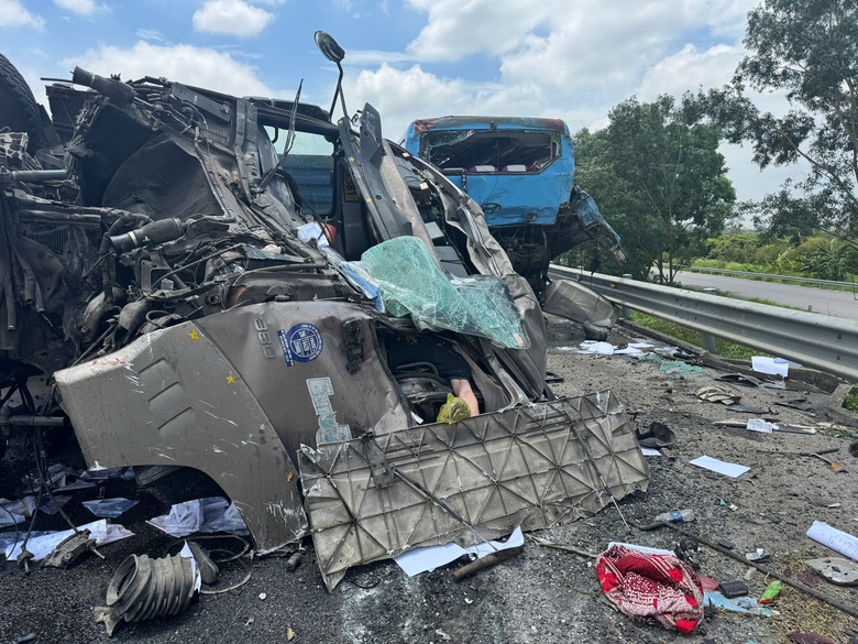 Va chạm li&ecirc;n ho&agrave;n tr&ecirc;n cao tốc H&agrave; Nội - Hải Ph&ograve;ng, 2 t&agrave;i xế tử vong- Ảnh 2.