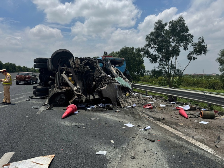 Va chạm li&ecirc;n ho&agrave;n tr&ecirc;n cao tốc H&agrave; Nội - Hải Ph&ograve;ng, 2 t&agrave;i xế tử vong- Ảnh 1.