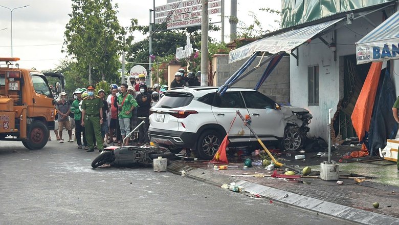 &Ocirc; t&ocirc; t&ocirc;ng xe m&aacute;y rồi lao v&agrave;o nh&agrave; d&acirc;n ở Phan Thiết, 1 người tử vong- Ảnh 1.