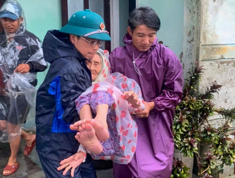 Lực lượng qu&acirc;n sự tỉnh Quảng Nam hỗ trợ người d&acirc;n trong mưa lũ- Ảnh 2.