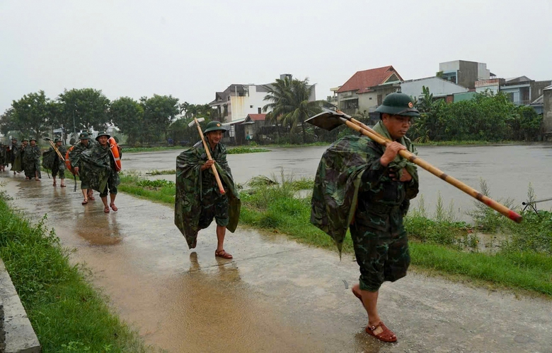 Lực lượng qu&acirc;n sự tỉnh Quảng Nam hỗ trợ người d&acirc;n trong mưa lũ- Ảnh 5.