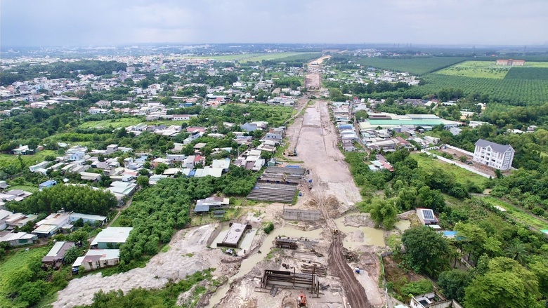 C&ocirc;ng nh&acirc;n đội mưa, gồng tiến độ dự &aacute;n V&agrave;nh đai 3 v&agrave; cao tốc qua Đồng Nai- Ảnh 6.