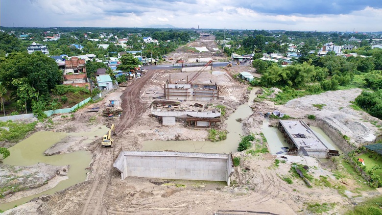 C&ocirc;ng nh&acirc;n đội mưa, gồng tiến độ dự &aacute;n V&agrave;nh đai 3 v&agrave; cao tốc qua Đồng Nai- Ảnh 5.