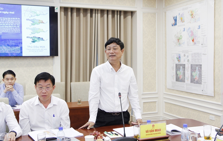 Chủ tịch UBND tỉnh B&igrave;nh Dương, V&otilde; Văn Minh ph&aacute;t biểu tại Hội nghị.