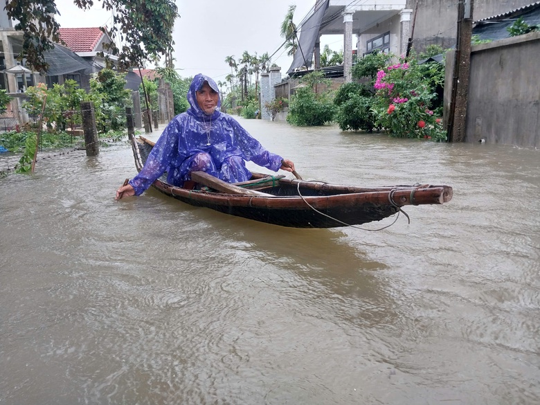 Mưa trắng trời, nhiều tuyến đường ở Quảng Trị, Huế sạt lở, ngập s&acirc;u- Ảnh 4.