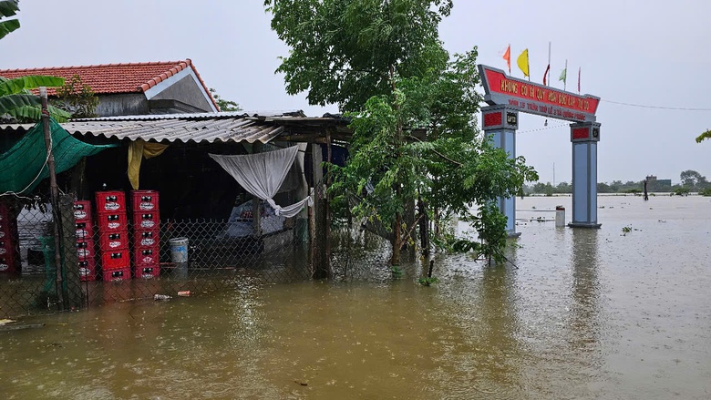 Mưa trắng trời, nhiều tuyến đường ở Quảng Trị, Huế sạt lở, ngập s&acirc;u- Ảnh 5.