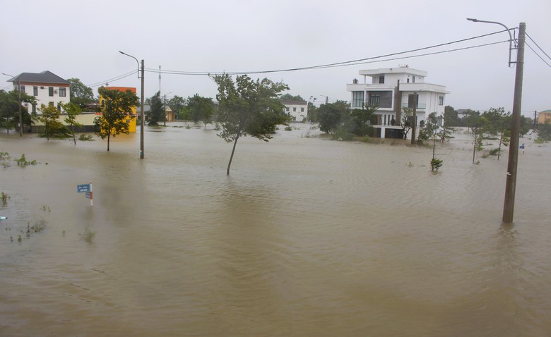 Hai người tử vong, một người bị thương trong đợt mưa lũ bất thường ở Quảng Trị- Ảnh 1.
