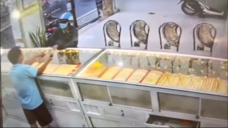 Bắt người đ&agrave;n &ocirc;ng cầm nhẫn v&agrave;ng bỏ chạy khi chủ tiệm v&agrave;ng đếm tiền- Ảnh 1.