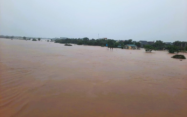 Nước lũ bủa v&acirc;y ở thị x&atilde; Quảng Trị, người d&acirc;n vất vả lội lụt, di chuyển bằng thuyền- Ảnh 1.