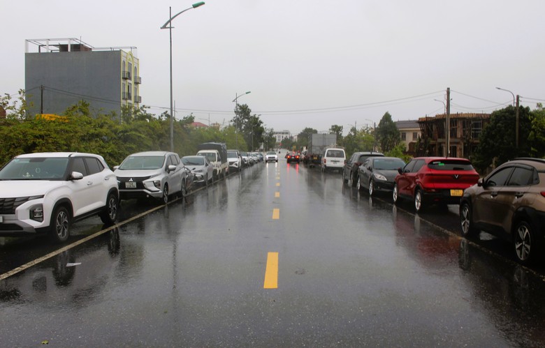 Nước lũ bủa v&acirc;y ở thị x&atilde; Quảng Trị, người d&acirc;n vất vả lội lụt, di chuyển bằng thuyền- Ảnh 10.