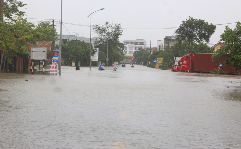 Nước lũ bủa v&acirc;y ở thị x&atilde; Quảng Trị, người d&acirc;n vất vả lội lụt, di chuyển bằng thuyền- Ảnh 11.