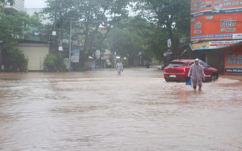 Nước lũ bủa v&acirc;y ở thị x&atilde; Quảng Trị, người d&acirc;n vất vả lội lụt, di chuyển bằng thuyền- Ảnh 15.