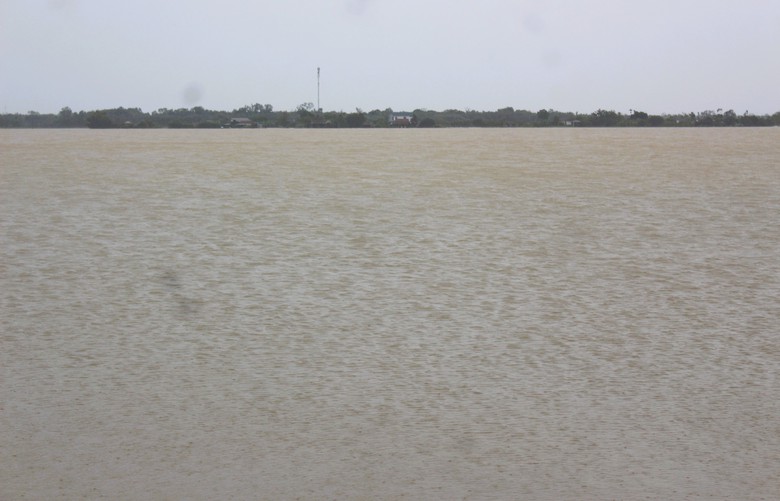 Nước lũ bủa v&acirc;y ở thị x&atilde; Quảng Trị, người d&acirc;n vất vả lội lụt, di chuyển bằng thuyền- Ảnh 2.