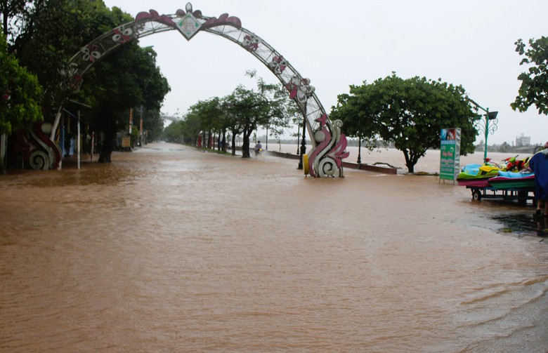 Nước lũ bủa v&acirc;y ở thị x&atilde; Quảng Trị, người d&acirc;n vất vả lội lụt, di chuyển bằng thuyền- Ảnh 4.