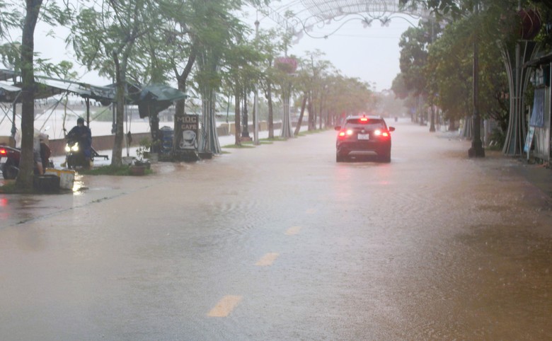 Nước lũ bủa v&acirc;y ở thị x&atilde; Quảng Trị, người d&acirc;n vất vả lội lụt, di chuyển bằng thuyền- Ảnh 5.