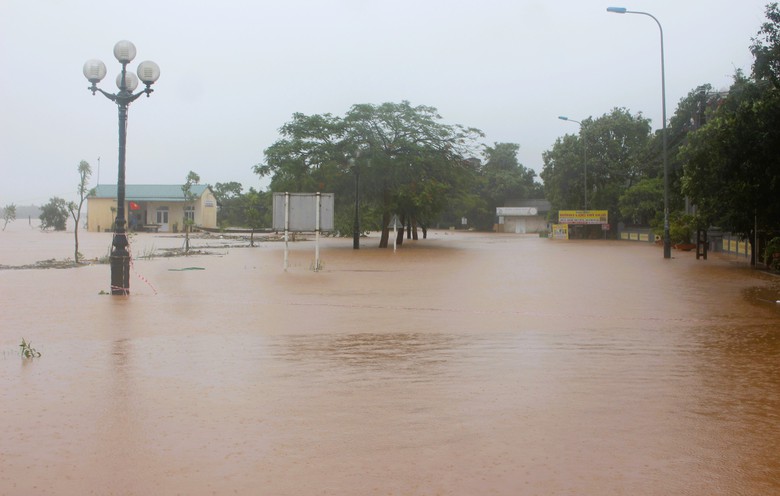 Nước lũ bủa v&acirc;y ở thị x&atilde; Quảng Trị, người d&acirc;n vất vả lội lụt, di chuyển bằng thuyền- Ảnh 7.