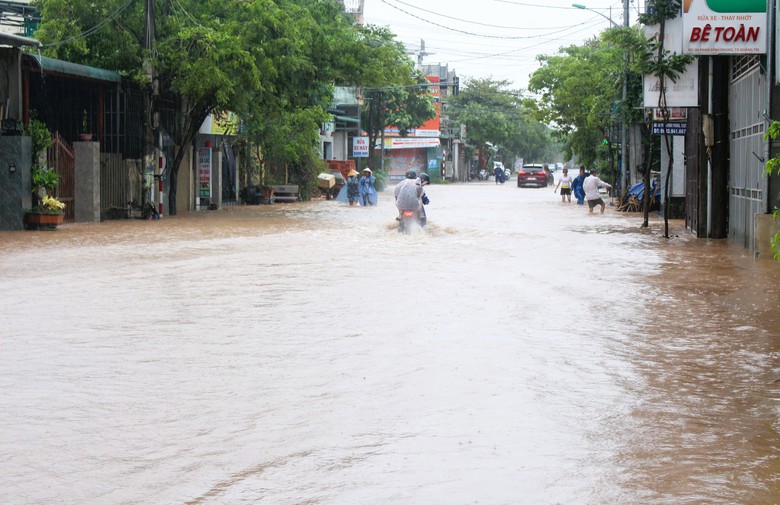 Nước lũ bủa v&acirc;y ở thị x&atilde; Quảng Trị, người d&acirc;n vất vả lội lụt, di chuyển bằng thuyền- Ảnh 8.