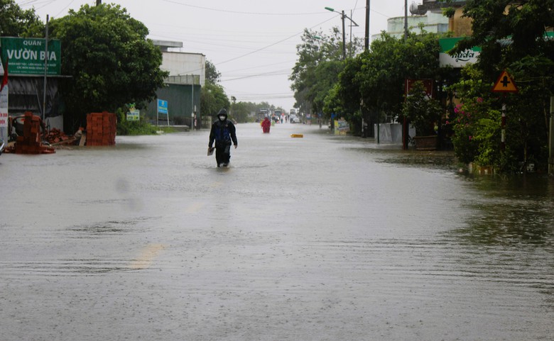 Nước lũ bủa v&acirc;y ở thị x&atilde; Quảng Trị, người d&acirc;n vất vả lội lụt, di chuyển bằng thuyền- Ảnh 9.