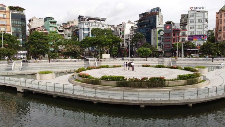 Cận cảnh hồ Đống Đa kho&aacute;c &aacute;o mới- Ảnh 2.