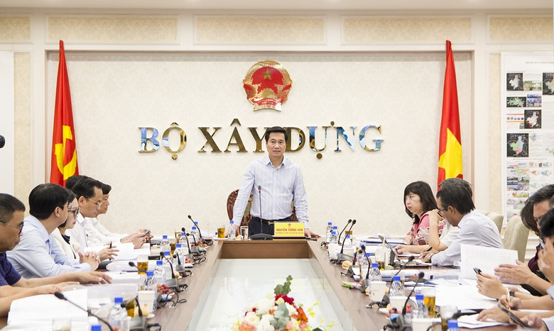 Thứ trưởng Bộ X&acirc;y dựng Nguyễn Tường Văn ph&aacute;t biểu chỉ đạo tại Hội nghị.