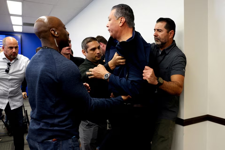 T&ograve;a li&ecirc;n bang tuy&ecirc;n bố &ocirc;ng Trump được ph&eacute;p triển khai vệ binh tới Los Angeles- Ảnh 2.