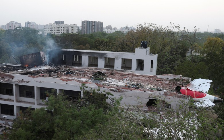 Vụ rơi m&aacute;y bay Ấn Độ: Chuy&ecirc;n gia chỉ ra chi tiết bất thường