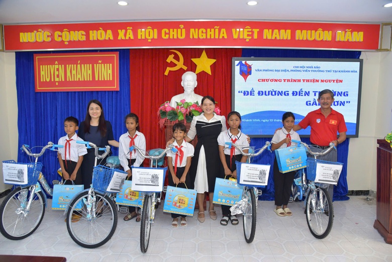 Trao xe đạp cho học sinh khó khăn ở Khánh Hòa- Ảnh 1. Trao xe đạp cho học sinh khó khăn ở Khánh Hòa- Ảnh 1.