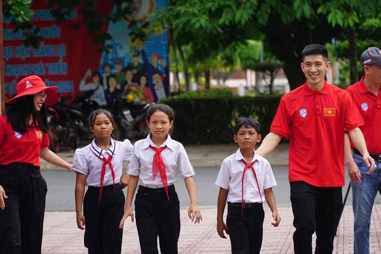 Trao xe đạp cho học sinh khó khăn ở Khánh Hòa- Ảnh 2. Trao xe đạp cho học sinh khó khăn ở Khánh Hòa- Ảnh 2.