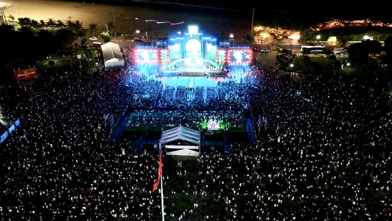 Biển người đổ về Quy Nhơn ch&agrave;o đ&oacute;n Lễ hội Du lịch h&egrave; B&igrave;nh Định 2025- Ảnh 1.