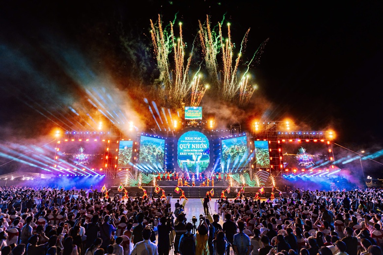 Biển người đổ về Quy Nhơn ch&agrave;o đ&oacute;n Lễ hội Du lịch h&egrave; B&igrave;nh Định 2025- Ảnh 4.