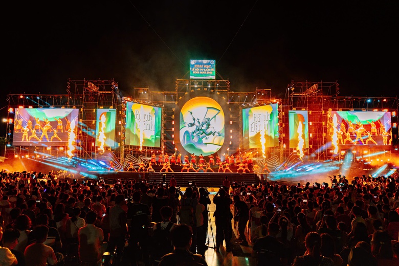 Biển người đổ về Quy Nhơn ch&agrave;o đ&oacute;n Lễ hội Du lịch h&egrave; B&igrave;nh Định 2025- Ảnh 6.