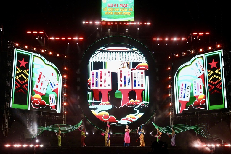 Biển người đổ về Quy Nhơn ch&agrave;o đ&oacute;n Lễ hội Du lịch h&egrave; B&igrave;nh Định 2025- Ảnh 5.