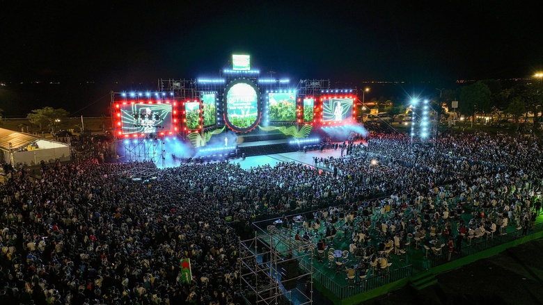 Biển người đổ về Quy Nhơn ch&agrave;o đ&oacute;n Lễ hội Du lịch h&egrave; B&igrave;nh Định 2025- Ảnh 9.