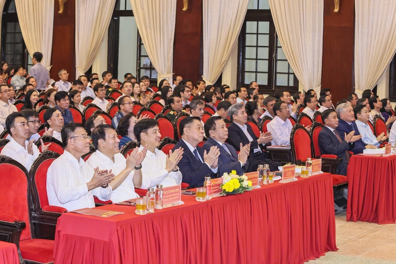 Thủ tướng: Chuyển đổi từ thụ động sang kiến tạo, chủ động phục vụ người d&acirc;n, doanh nghiệp- Ảnh 2.