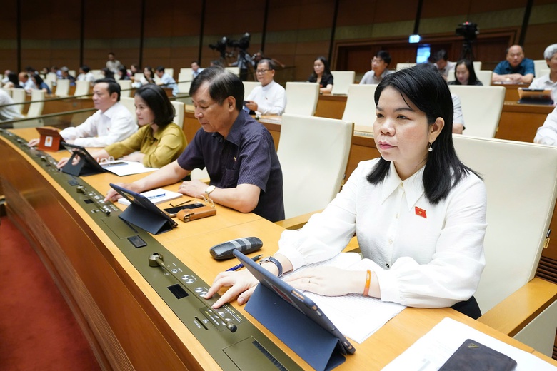 Quốc hội quyết miễn, giảm thuế với doanh nghiệp xây dựng, vận tải dùng nhiều lao động nữ- Ảnh 1. Quốc hội quyết miễn, giảm thuế với doanh nghiệp xây dựng, vận tải dùng nhiều lao động nữ- Ảnh 1.