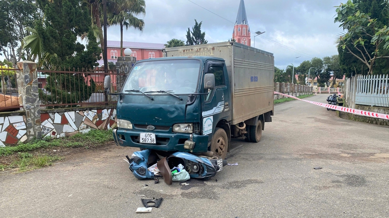 Xe máy chở 3 trẻ em va chạm với xe tải, 1 cháu tử vong- Ảnh 1. Xe máy chở 3 trẻ em va chạm với xe tải, 1 cháu tử vong- Ảnh 1.