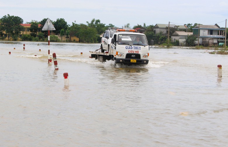 Lũ dữ bất thường gây nhiều thiệt hại, người dân Quảng Trị, Huế nỗ lực khắc phục- Ảnh 11. Lũ dữ bất thường gây nhiều thiệt hại, người dân Quảng Trị, Huế nỗ lực khắc phục- Ảnh 11.