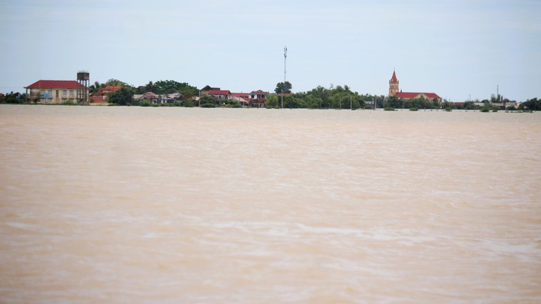 Lũ dữ bất thường gây nhiều thiệt hại, người dân Quảng Trị, Huế nỗ lực khắc phục- Ảnh 6. Lũ dữ bất thường gây nhiều thiệt hại, người dân Quảng Trị, Huế nỗ lực khắc phục- Ảnh 6.