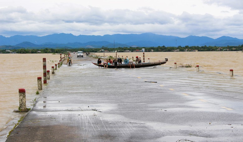 Lũ dữ bất thường gây nhiều thiệt hại, người dân Quảng Trị, Huế nỗ lực khắc phục- Ảnh 8. Lũ dữ bất thường gây nhiều thiệt hại, người dân Quảng Trị, Huế nỗ lực khắc phục- Ảnh 8.