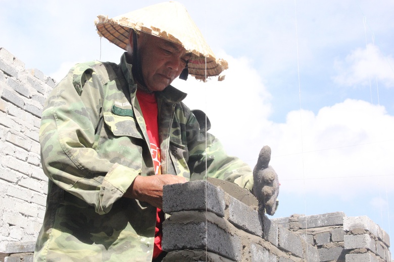 Giữa gi&agrave;n gi&aacute;o ch&ocirc;ng ch&ecirc;nh, thợ x&acirc;y cố b&aacute;m nghề mưu sinh- Ảnh 1.
