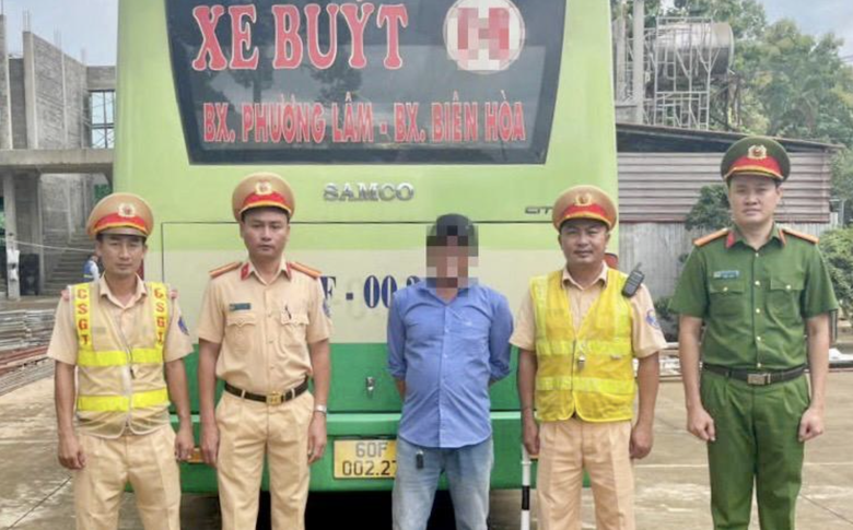 Kiểm tra trên QL20 phát hiện tài xế xe buýt dương tính với ma túy- Ảnh 1. Kiểm tra trên QL20 phát hiện tài xế xe buýt dương tính với ma túy- Ảnh 1.