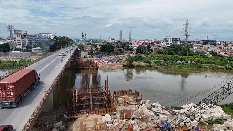 Tăng ca, đưa cầu Xương Giang tr&ecirc;n cao tốc H&agrave; Nội - Bắc Giang vượt lũ trong th&aacute;ng 6- Ảnh 2.