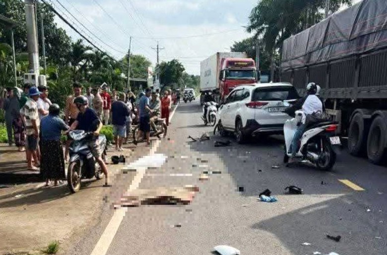 Hiện trường vụ tai nạn khiến một b&eacute; g&aacute;i tử vong, người phụ nữ bị thương nặng.