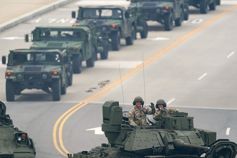 To&agrave;n cảnh cuộc diễu binh ph&ocirc; diễn sức mạnh của qu&acirc;n đội Mỹ- Ảnh 9.