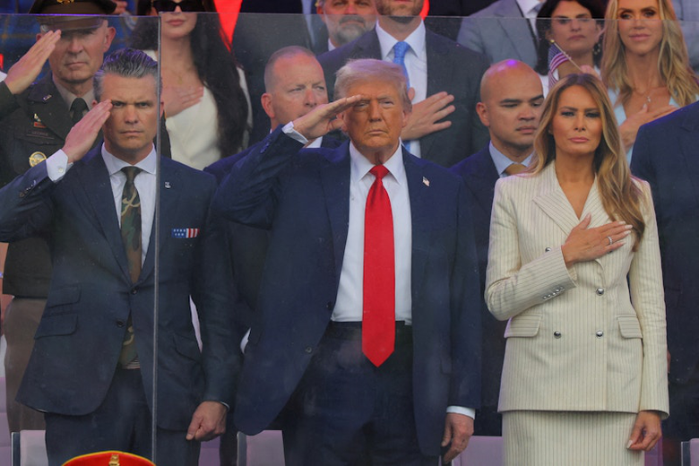 To&agrave;n cảnh cuộc diễu binh ph&ocirc; diễn sức mạnh của qu&acirc;n đội Mỹ- Ảnh 7.