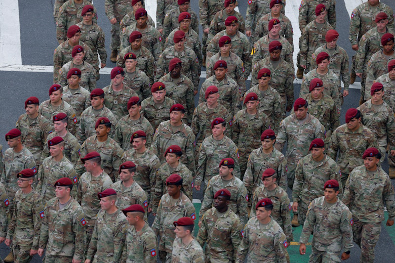 To&agrave;n cảnh cuộc diễu binh ph&ocirc; diễn sức mạnh của qu&acirc;n đội Mỹ- Ảnh 2.