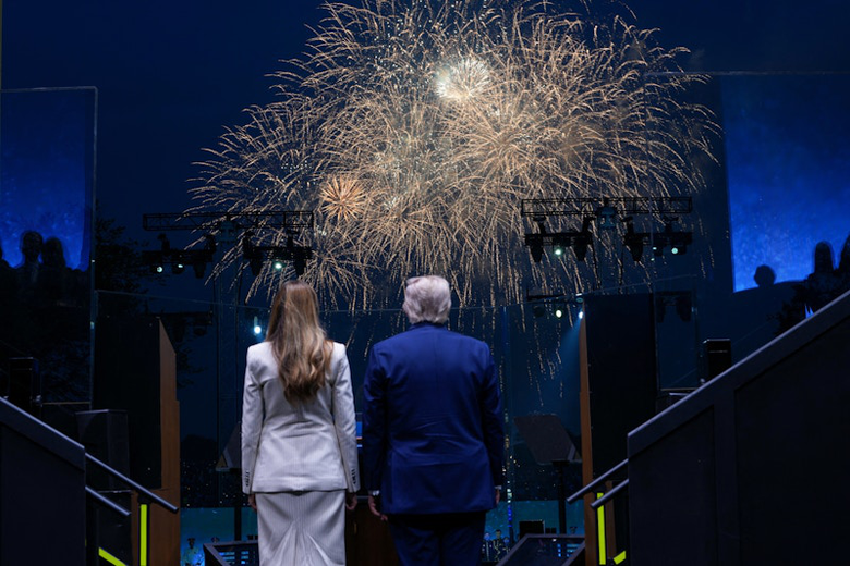 To&agrave;n cảnh cuộc diễu binh ph&ocirc; diễn sức mạnh của qu&acirc;n đội Mỹ- Ảnh 11.