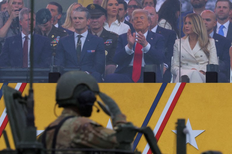 To&agrave;n cảnh cuộc diễu binh ph&ocirc; diễn sức mạnh của qu&acirc;n đội Mỹ- Ảnh 6.